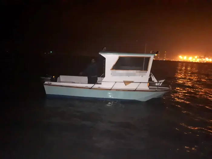 שוטרי השיטור הימי של מחוז ת"א איתרו סירה גנובה שנקלעה למצוקה (דוברות משטרת ישראל) שוטרי השיטור הימי של מחוז ת"א איתרו סירה גנובה שנקלעה למצוקה (דוברות משטרת ישראל)