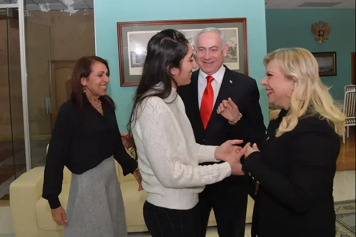 ראש הממשלה בנימין נתניהו ורעייתו פגשו כעת את נעמה יששכר ואמה יפה יששכר בשדה התעופה במוסקבה 30 בינואר 2020 (אתר רשמי , קובי גדעון /לע"מ) ראש הממשלה בנימין נתניהו ורעייתו פגשו כעת את נעמה יששכר ואמה יפה יששכר בשדה התעופה במוסקבה 30 בינואר 2020 (אתר רשמי , קובי גדעון /לע"מ)
