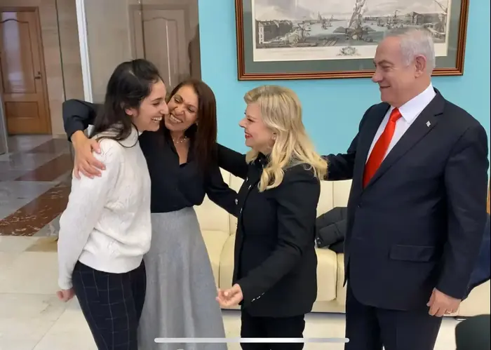 ראש הממשלה בנימין נתניהו ורעייתו פגשו כעת את נעמה יששכר ואמה יפה יששכר בשדה התעופה במוסקבה 30 בינואר 2020 (אתר רשמי , קובי גדעון /לע"מ) ראש הממשלה בנימין נתניהו ורעייתו פגשו כעת את נעמה יששכר ואמה יפה יששכר בשדה התעופה במוסקבה 30 בינואר 2020 (אתר רשמי , קובי גדעון /לע"מ)
