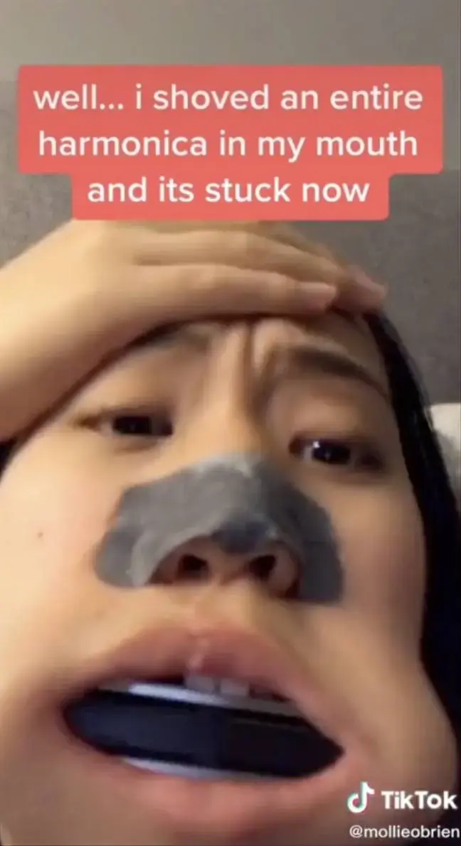 מפוחית נתקעה בפה (צילום מסך , TIKTOK) מפוחית נתקעה בפה (צילום מסך , TIKTOK)