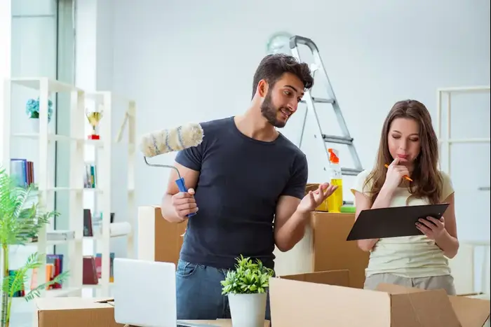 זוג עובר לדירה חדשה (ShutterStock) זוג עובר לדירה חדשה (ShutterStock)