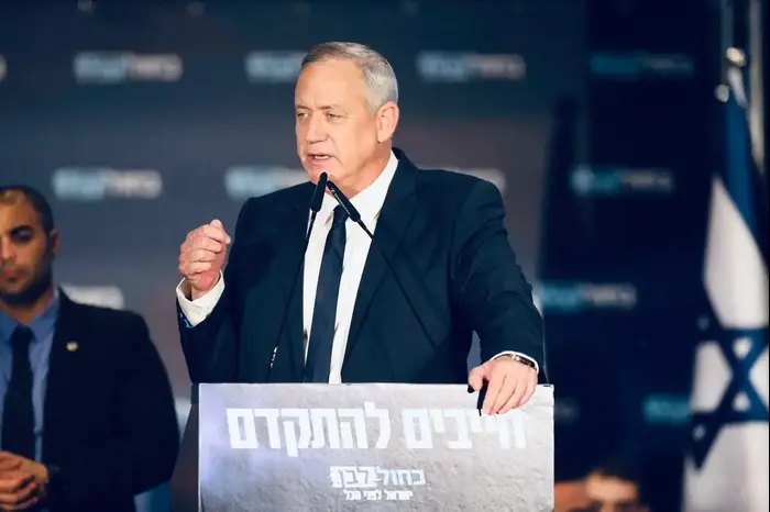 בני גנץ יו"ר כחול לבן בכנס בחירות בנתניה, 5 בפברואר 2020 (אתר רשמי , אלעד מלכה) בני גנץ יו"ר כחול לבן בכנס בחירות בנתניה, 5 בפברואר 2020 (אתר רשמי , אלעד מלכה)