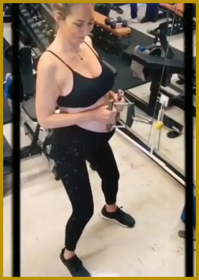 רק נראה נוצץ 8/2/20 (צילום מסך , אינסטגרם) רק נראה נוצץ 8/2/20 (צילום מסך , אינסטגרם)