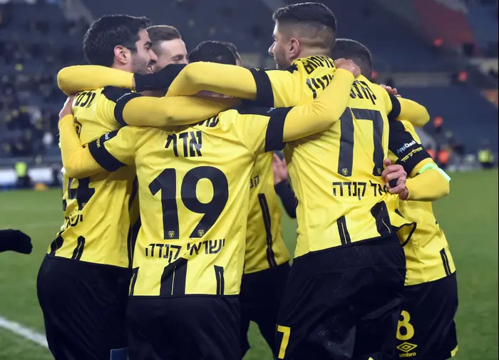 שחקני בית"ר ירושלים חוגגים (ברני ארדוב) שחקני בית"ר ירושלים חוגגים (ברני ארדוב)
