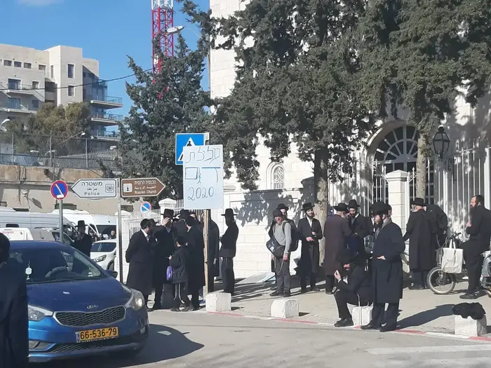 חסידיו של אליעזר ברלנד מפגינים מחוץ לבית משפט השלום בירושלים, 13 בפברואר 2020 (מאיה הורודניצ'אנו) חסידיו של אליעזר ברלנד מפגינים מחוץ לבית משפט השלום בירושלים, 13 בפברואר 2020 (מאיה הורודניצ'אנו)