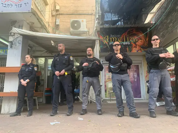 המשטרה בפתח חנות הפרחים של המחבל שאדי בנא בחיפה, פברואר 2020 (יואב איתיאל) המשטרה בפתח חנות הפרחים של המחבל שאדי בנא בחיפה, פברואר 2020 (יואב איתיאל)