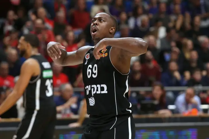 ג'ייקובן בראון שחקן הפועל ירושלים מול דיימון סימפסון שחקן עירוני נהריה (קובי אליהו) ג'ייקובן בראון שחקן הפועל ירושלים מול דיימון סימפסון שחקן עירוני נהריה (קובי אליהו)