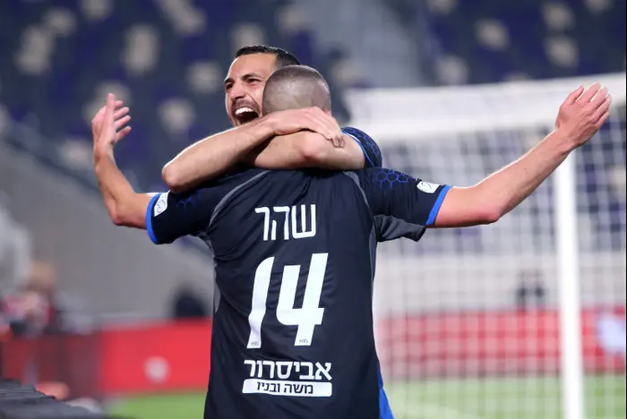 שיר צדק שחקן הפועל באר שבע עם בן שהר (קובי אליהו) שיר צדק שחקן הפועל באר שבע עם בן שהר (קובי אליהו)