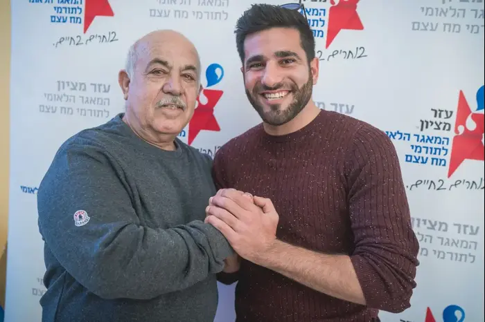 יהודה נגאדי - משמאל - תורם
מאיר אסרף - מימין - מושתל (יח"צ , אילן ספירא) יהודה נגאדי - משמאל - תורם
מאיר אסרף - מימין - מושתל (יח"צ , אילן ספירא)