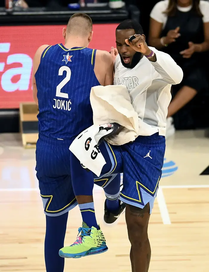 לברון ג'יימס עם ניקולה יוקיץ', אולסטאר 2020 (GettyImages) לברון ג'יימס עם ניקולה יוקיץ', אולסטאר 2020 (GettyImages)
