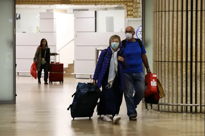 אנשים עם מסיכות מגן בנמל התעופה בן גוריון בשל החשש מנגיף הקורונה. 22 בפברואר 2020. (רויטרס) אנשים עם מסיכות מגן בנמל התעופה בן גוריון בשל החשש מנגיף הקורונה. 22 בפברואר 2020. (רויטרס)