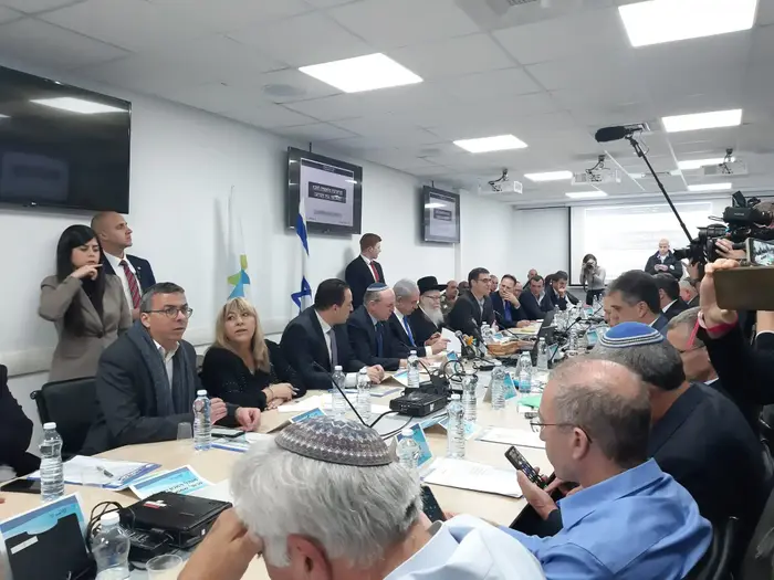 הערכת מצב בנושא נגיף הקורונה בהשתתפות רה״מ בנימין נתניהו ושר הבריאות יעקב ליצמן, חמ״ל משרד הבריאות, ת״א (ללא שם) הערכת מצב בנושא נגיף הקורונה בהשתתפות רה״מ בנימין נתניהו ושר הבריאות יעקב ליצמן, חמ״ל משרד הבריאות, ת״א (ללא שם)