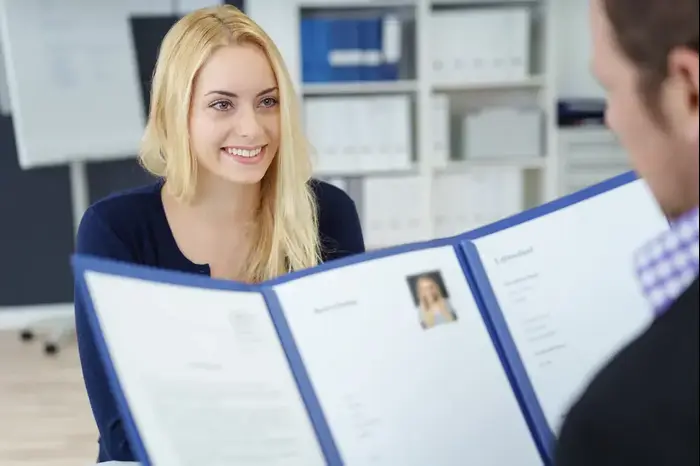 בחינת קורות חיים במהלך ראיון עבודה (ShutterStock) בחינת קורות חיים במהלך ראיון עבודה (ShutterStock)