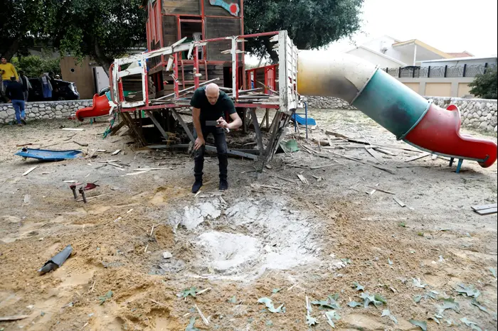 חצר הילדים בשדרות שניזוק במהלך הירי הרקטי מעזה לישראל 24 בפברואר 2020 (רויטרס) חצר הילדים בשדרות שניזוק במהלך הירי הרקטי מעזה לישראל 24 בפברואר 2020 (רויטרס)