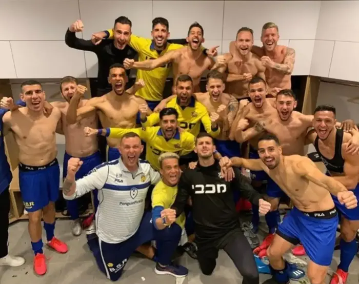 שחקני מכבי תל אביב חוגגים בחדר ההלבשה ניצחון בדרבי (צילום מסך , חשבון האינסטגרם של איתי שכטר) שחקני מכבי תל אביב חוגגים בחדר ההלבשה ניצחון בדרבי (צילום מסך , חשבון האינסטגרם של איתי שכטר)