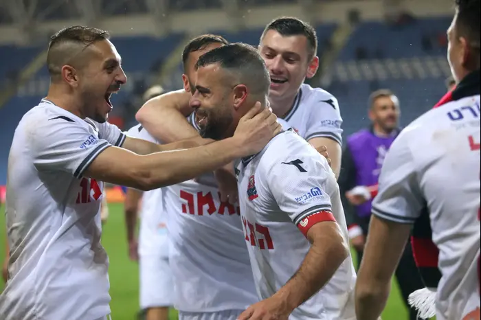שחקני הפועל חיפה חוגגים: עדן בן בסט עם דור מלול (קובי אליהו) שחקני הפועל חיפה חוגגים: עדן בן בסט עם דור מלול (קובי אליהו)