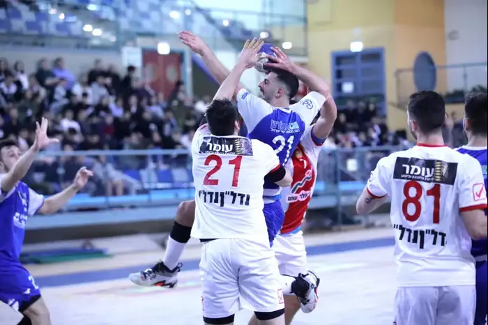 עדן ג'ינג'י שחקן מ.כ. יובלים חולון מול הגנת הפועל ראשון לציון (אתר רשמי , הדר ואן קולא, איגוד הכדוריד) עדן ג'ינג'י שחקן מ.כ. יובלים חולון מול הגנת הפועל ראשון לציון (אתר רשמי , הדר ואן קולא, איגוד הכדוריד)