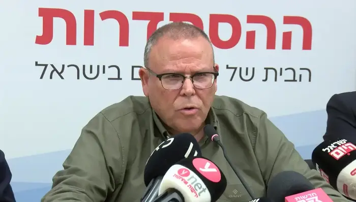 יו"ר ההסתדרות, ארנון בר דוד במהלך מסע"ת בנושא נגיף הקורונה 10 במרץ 2020 (צילום מסך , -) יו"ר ההסתדרות, ארנון בר דוד במהלך מסע"ת בנושא נגיף הקורונה 10 במרץ 2020 (צילום מסך , -)