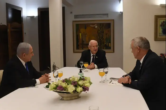 פגישת נשיא המדינה ראובן (רובי) ריבלין, יו"ר הליכוד בנימין נתניהו, ויו"ר כחול לבן בנימין גנץ, המתקיימת בבית הנשיא 15 במרץ 2020 (אתר רשמי , רועי אברהם, לע"מ) פגישת נשיא המדינה ראובן (רובי) ריבלין, יו"ר הליכוד בנימין נתניהו, ויו"ר כחול לבן בנימין גנץ, המתקיימת בבית הנשיא 15 במרץ 2020 (אתר רשמי , רועי אברהם, לע"מ)