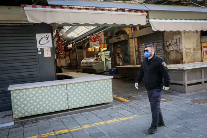 פקח בעיריית ירושלים סורק את שוק מחנה יהודה לוודא שהתשובים ממושמעים להנחיות משרד הבריאות 25 במרץ 2020 (פלאש 90 , יוסי זמיר, פלאש 90) פקח בעיריית ירושלים סורק את שוק מחנה יהודה לוודא שהתשובים ממושמעים להנחיות משרד הבריאות 25 במרץ 2020 (פלאש 90 , יוסי זמיר, פלאש 90)