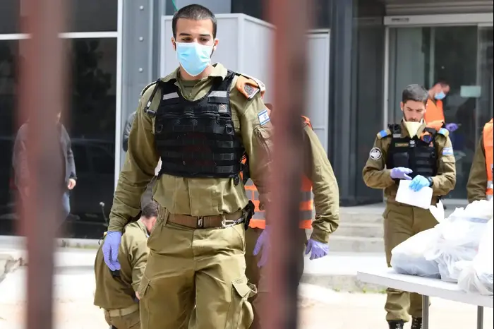 חיילי פקוד העורף בחלוקת מזון בבני ברק, 31 במרץ 2020 (ראובן קסטרו) חיילי פקוד העורף בחלוקת מזון בבני ברק, 31 במרץ 2020 (ראובן קסטרו)