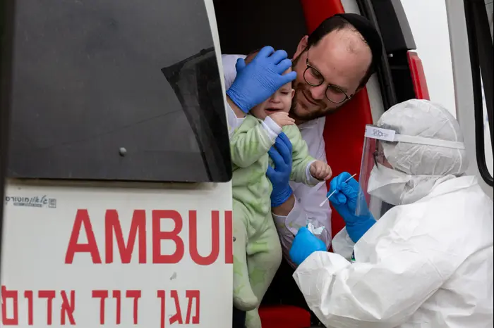 בדיקת קורונה של תינוק, מרץ 2020 (GettyImages , גיא פרייבס) בדיקת קורונה של תינוק, מרץ 2020 (GettyImages , גיא פרייבס)