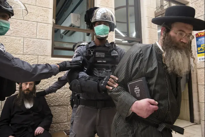 מאבק משטרתי עם חרדים בבית שמש, מרץ 2020 (GettyImages , אמיר לוי) מאבק משטרתי עם חרדים בבית שמש, מרץ 2020 (GettyImages , אמיר לוי)