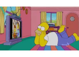 גיף הומר צופה בטלוויזיה (Giphy) גיף הומר צופה בטלוויזיה (Giphy)