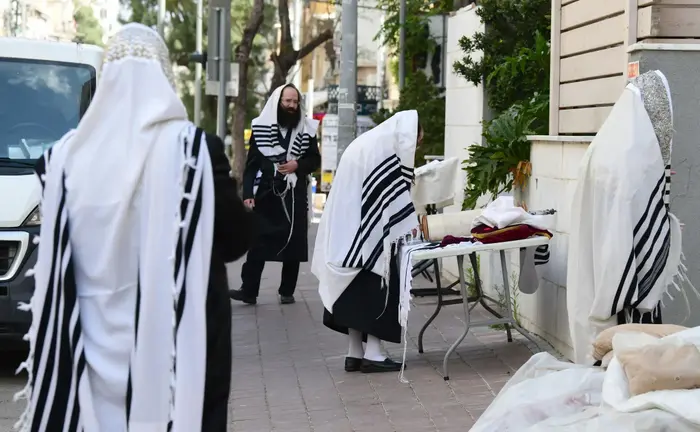מתפללים בבני ברק, 10 באפריל 2020 (ראובן קסטרו) מתפללים בבני ברק, 10 באפריל 2020 (ראובן קסטרו)