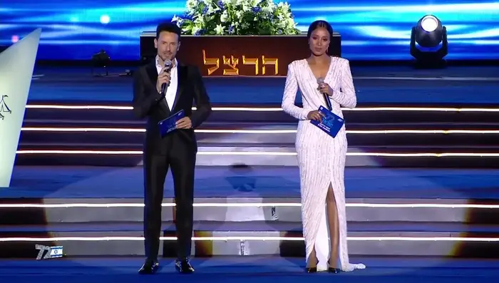 גיא זוארץ ואסתר ראדה מנחים את טקס הדלקת המשואות, יום העצמאות תש"ף, 28 באפריל 2020 (צילום מסך , קונטקט) גיא זוארץ ואסתר ראדה מנחים את טקס הדלקת המשואות, יום העצמאות תש"ף, 28 באפריל 2020 (צילום מסך , קונטקט)