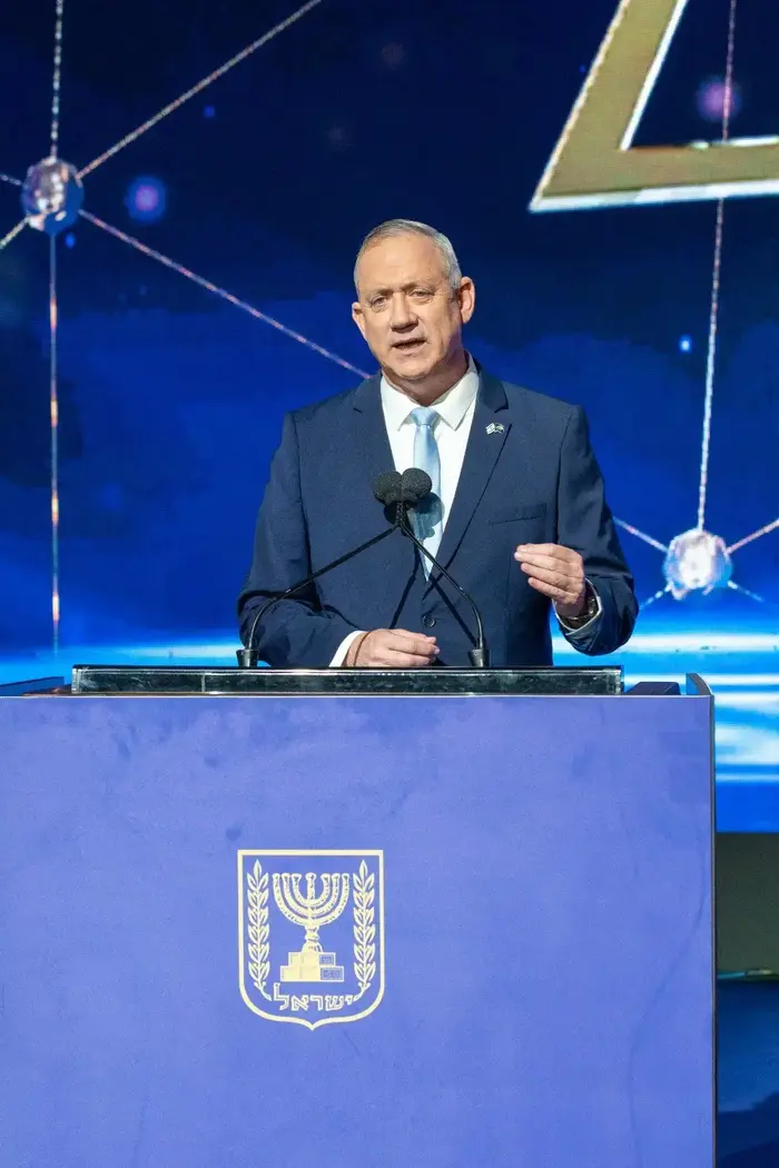יו"ר הכנסת בני גנץ בטקס הדלקת המשואות, יום העצמאות תש"ף, 28 באפריל 2020 (אתר רשמי , אלעד מלכה) יו"ר הכנסת בני גנץ בטקס הדלקת המשואות, יום העצמאות תש"ף, 28 באפריל 2020 (אתר רשמי , אלעד מלכה)