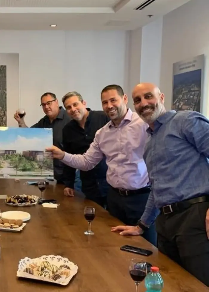 ממשיכים לצמוח אלישע מיכאל כרסנטי אורן זילברשטיין עודד אייזנברג (יח"צ , חנה ליברמן) ממשיכים לצמוח אלישע מיכאל כרסנטי אורן זילברשטיין עודד אייזנברג (יח"צ , חנה ליברמן)