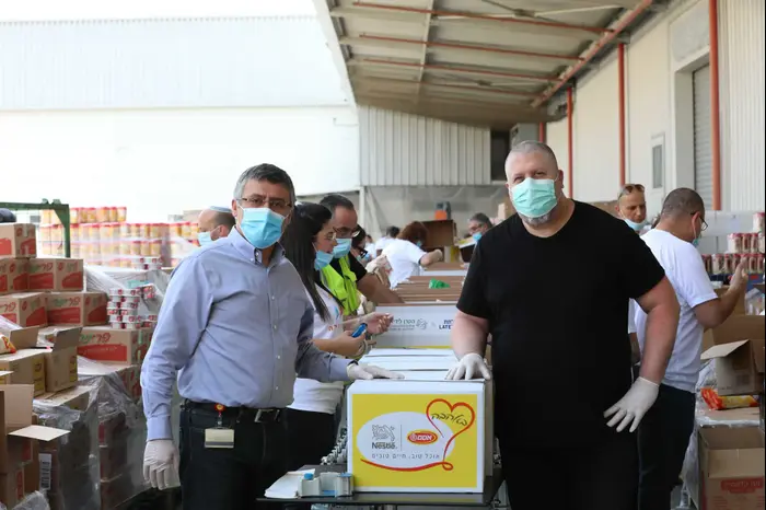 מתנדבים ואורזים ערן וינטרוב, ואבי בן אסאייג, (יח"צ , גבע טלמור) מתנדבים ואורזים ערן וינטרוב, ואבי בן אסאייג, (יח"צ , גבע טלמור)