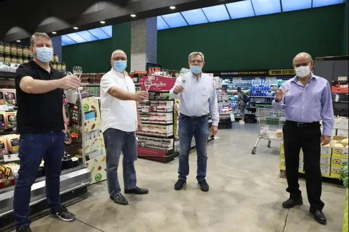 תרומה בטוב טעם חגי שלום אודי ריגאי יוסי שלו ורוני גרין (יח"צ , אסף לב) תרומה בטוב טעם חגי שלום אודי ריגאי יוסי שלו ורוני גרין (יח"צ , אסף לב)