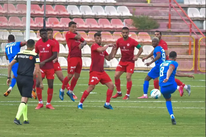 שלומי אזולאי שחקן מ.ס. אשדוד בועט מול הפועל באר שבע (אתר רשמי , דוברות הפועל באר שבע) שלומי אזולאי שחקן מ.ס. אשדוד בועט מול הפועל באר שבע (אתר רשמי , דוברות הפועל באר שבע)