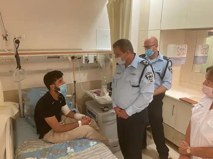 מ"מ המפכ"ל מוטי כהן מבקר בלש שנפצע בפעילות מבצעית בטירה (חטיבת דובר המשטרה , משטרת ישראל) מ"מ המפכ"ל מוטי כהן מבקר בלש שנפצע בפעילות מבצעית בטירה (חטיבת דובר המשטרה , משטרת ישראל)