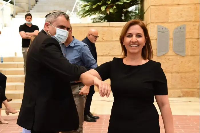 טקס חילופי שרים במשרד להגנת הסביבה בירושלים 18 במאי 2020 (ראובן קסטרו) טקס חילופי שרים במשרד להגנת הסביבה בירושלים 18 במאי 2020 (ראובן קסטרו)