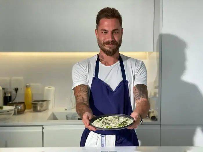 טום אביב מגיש ריזוטו (יח"צ , באדיבות ערוץ האוכל) טום אביב מגיש ריזוטו (יח"צ , באדיבות ערוץ האוכל)