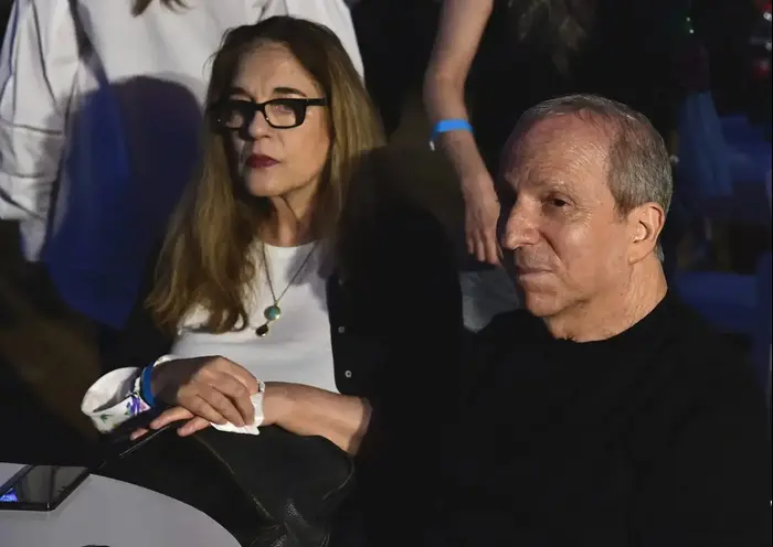 מופע "מאחורי הקלעים" למען עובדי תעשיית המוזיקה בגן צ'ארלס קלור, דני סנדרסון, ענת עצמון (ראובן קסטרו) מופע "מאחורי הקלעים" למען עובדי תעשיית המוזיקה בגן צ'ארלס קלור, דני סנדרסון, ענת עצמון (ראובן קסטרו)