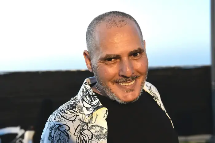 מופע "מאחורי הקלעים" למען עובדי תעשיית המוזיקה בגן צ'ארלס קלור, ישי לוי (ראובן קסטרו) מופע "מאחורי הקלעים" למען עובדי תעשיית המוזיקה בגן צ'ארלס קלור, ישי לוי (ראובן קסטרו)