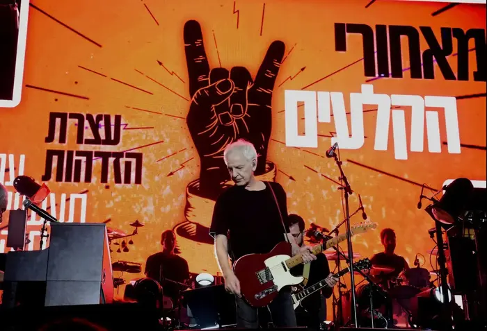 עצרת התמיכה באמנים מופע שלום חנוך' (ראובן קסטרו) עצרת התמיכה באמנים מופע שלום חנוך' (ראובן קסטרו)