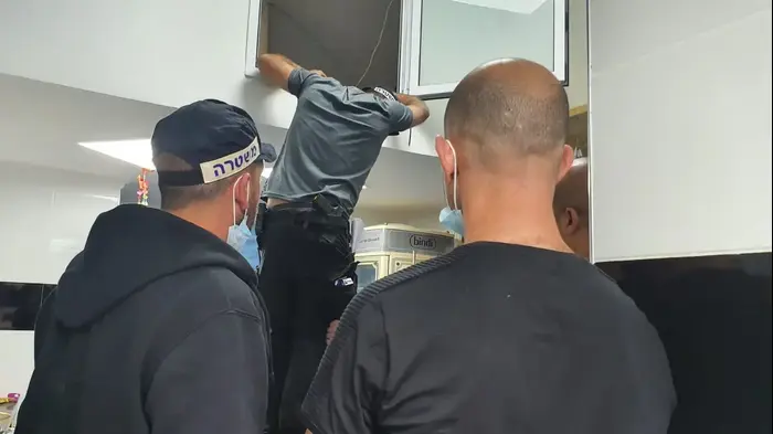 פעילות המשטרה שהביאה למעצר סוחרי הנשק הבלתי חוקי 25 במאי 2020 (דוברות משטרת ישראל) פעילות המשטרה שהביאה למעצר סוחרי הנשק הבלתי חוקי 25 במאי 2020 (דוברות משטרת ישראל)
