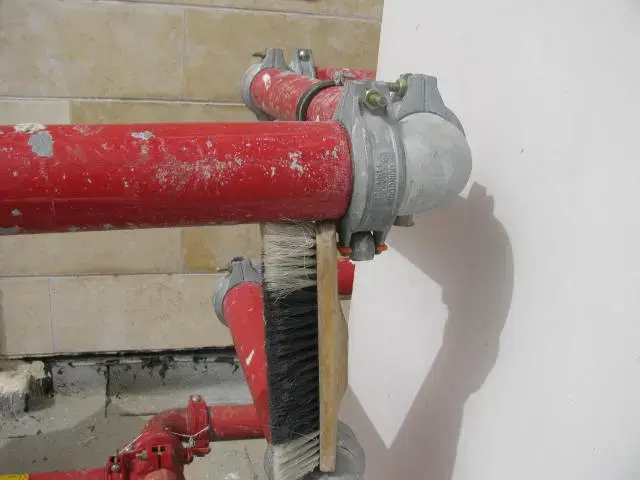 צינורות כיבוי אש שלא עוגנו. במקומם שם הקבלן מקל של מטאטא (יח"צ , יחצ) צינורות כיבוי אש שלא עוגנו. במקומם שם הקבלן מקל של מטאטא (יח"צ , יחצ)