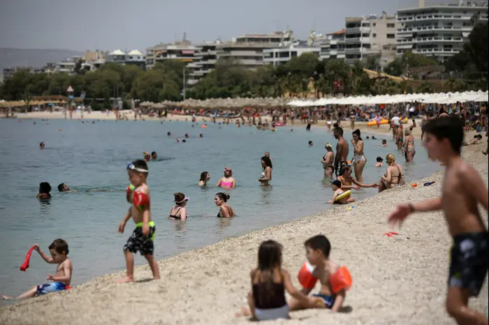 מתרחצים בחוף הים לאחר הקלת הנחיות הקורונה באתונה, יוון, 16 במאי 2020 (רויטרס) מתרחצים בחוף הים לאחר הקלת הנחיות הקורונה באתונה, יוון, 16 במאי 2020 (רויטרס)