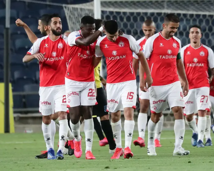 שחקני הפועל באר שבע חוגגים עם תומר יוספי (דני מרון) שחקני הפועל באר שבע חוגגים עם תומר יוספי (דני מרון)