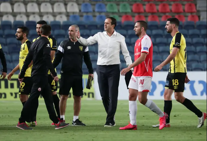בן שהר שחקן הפועל באר שבע עם רוני לוי מאמן בית"ר ירושלים (דני מרון) בן שהר שחקן הפועל באר שבע עם רוני לוי מאמן בית"ר ירושלים (דני מרון)