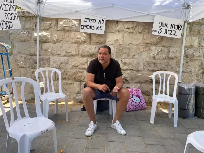 שאול מזרחי מפגין מול בית ראש הממשלה (מערכת וואלה! NEWS , שגיא בן נון) שאול מזרחי מפגין מול בית ראש הממשלה (מערכת וואלה! NEWS , שגיא בן נון)