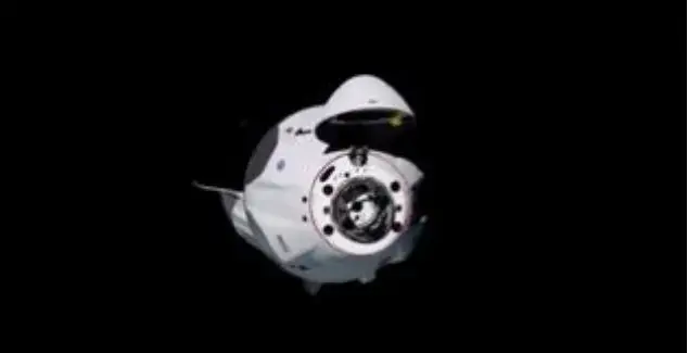החללית של חברת SPACE-X עוגנת בתחנת החלל הבינלאומית 31 במאי 2020 (אתר רשמי , -) החללית של חברת SPACE-X עוגנת בתחנת החלל הבינלאומית 31 במאי 2020 (אתר רשמי , -)