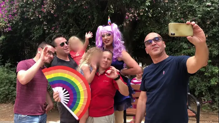 המהפכה הגאה, גל אוחובסקי (יח"צ , עמית חכמוב) המהפכה הגאה, גל אוחובסקי (יח"צ , עמית חכמוב)