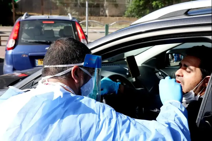 בדיקות קורונה בבית הספר התיכון הרב תחומי למדעים ואומניות ע"ש קלמן צהר, חדרה,1 ביולי 2020 (שלומי גבאי) בדיקות קורונה בבית הספר התיכון הרב תחומי למדעים ואומניות ע"ש קלמן צהר, חדרה,1 ביולי 2020 (שלומי גבאי)